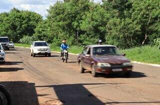 Cheia de buracos, avenida causa preju&iacute;zo de R$ 2 mil a motorista