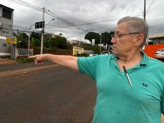 Buracos n&atilde;o faltam em avenida com promessa de recapeamento