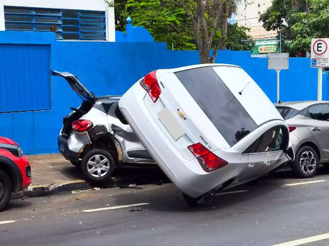 Ap&oacute;s bater em tr&ecirc;s, ve&iacute;culo sobe em outro carro no Centro