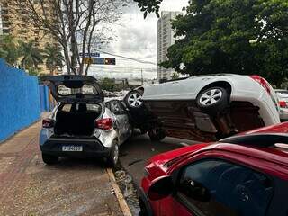 Ap&oacute;s bater em tr&ecirc;s, ve&iacute;culo sobe em outro carro no Centro