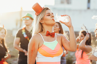 Vai curtir o Carnaval? Dicas para diminuir os efeitos do &aacute;lcool