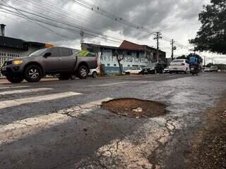 Buracos n&atilde;o faltam em avenida com promessa de recapeamento