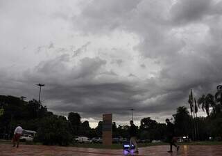 C&eacute;u escurece e temperatura cai 7&ordm;C em apenas quatro horas