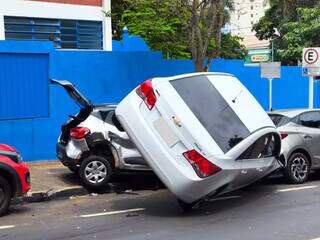 Ap&oacute;s bater em tr&ecirc;s, ve&iacute;culo sobe em outro carro no Centro