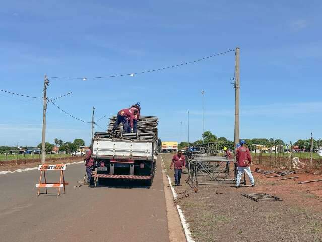 Estrutura para desfile de escolas de samba come&ccedil;a a ser montada