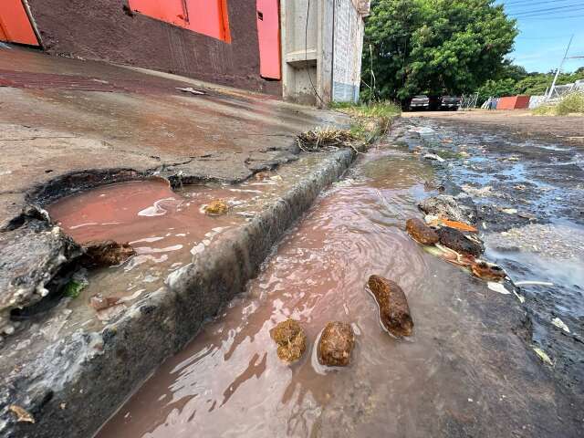 No meio de avenida, esgoto de cozinha industrial jorra com fezes