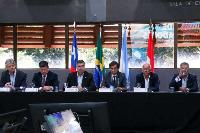 Em reuni&atilde;o, Riedel firma acordos com governadores de pa&iacute;ses da Rota 