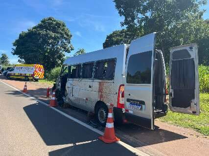 Passageira de van morre em acidente com caminh&atilde;o na BR-163