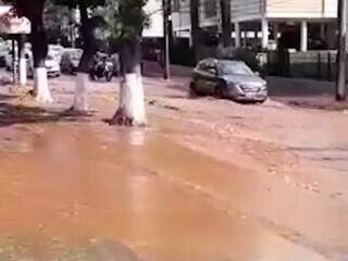 Em pouco tempo, &aacute;gua toma rua ap&oacute;s c&oacute;rrego da Pra&ccedil;a Itanhang&aacute; transbordar