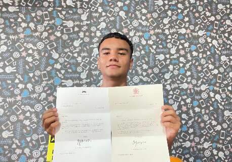 De MS para Londres: jovem recebe cartas do Rei Charles III e pr&iacute;ncipe de Gales