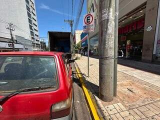 &quot;N&atilde;o &eacute; s&oacute; plaquinha&quot;: motorista acha poste &quot;no meio&quot; de vaga para deficiente