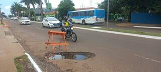 Pneus rasgados e motociclistas caindo: buracos persistem e causam transtornos