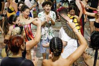 Depois da chuva, Calcinha Molhada fez jus ao nome na folia de Carnaval