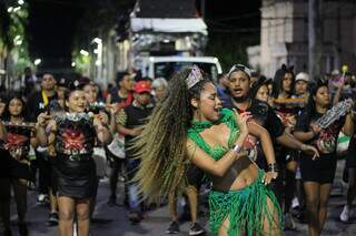 Em Corumb&aacute;, escolas de samba fazem o &ldquo;teste&rdquo; na passarela do samba