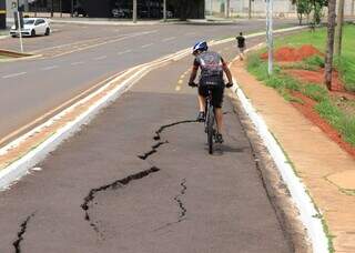 Viaduto com ciclovia racha de &ldquo;fora a fora&rdquo; e causa medo em quem passa