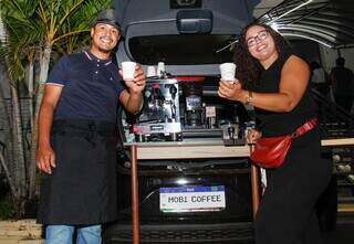 Em 22 dias, casal tirou do papel o sonho da cafeteria no pr&oacute;prio carro