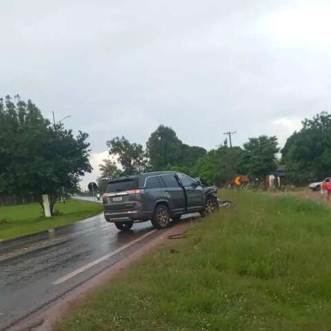 Dois homens morrem em acidente entre motocicleta e Jeep