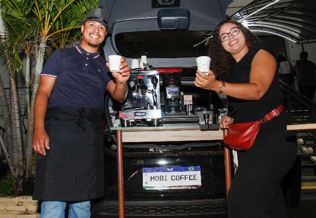 Em 22 dias, casal tirou do papel o sonho da cafeteria no pr&oacute;prio carro