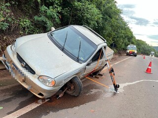 Motorista fica ferido ap&oacute;s picape rampar guard-rail por 500 metros na BR-163