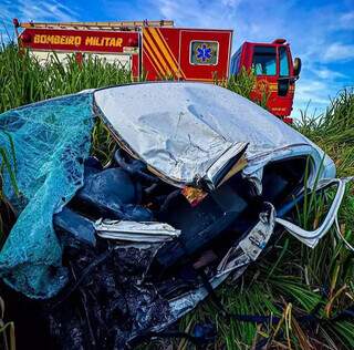 Batida frontal entre carro e carreta mata motorista na BR-267