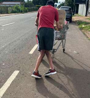 Com pernas atrofiadas, nem sol ou ladeira param Ademir e seu carrinho