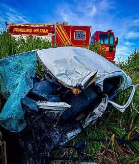 Batida frontal entre carro e carreta mata motorista de 30 anos na BR-267