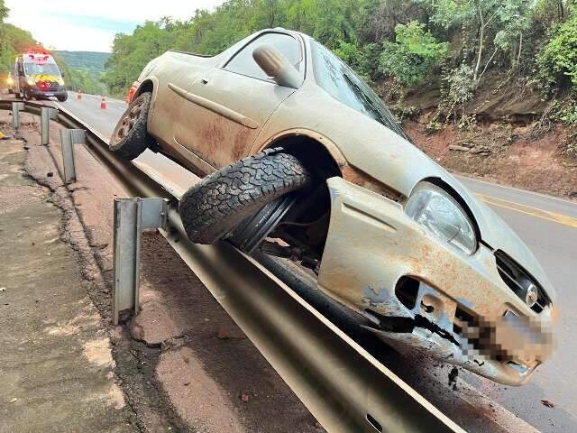 Motorista fica ferido ap&oacute;s picape rampar guard-rail por 500 metros na BR-163