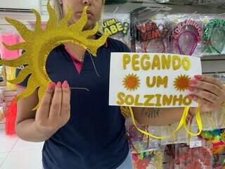 Dica para curtir Carnaval sem falir &eacute; apostar na tiara, mas sem perder humor