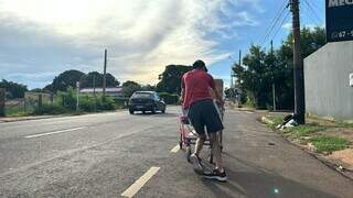 Com pernas atrofiadas, nem sol ou ladeira param Ademir e seu carrinho