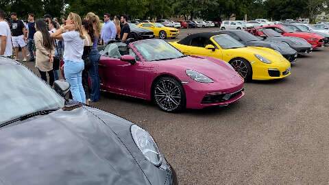 Encontro de luxo, amigos re&uacute;nem quase R$ 40 milh&otilde;es em carros