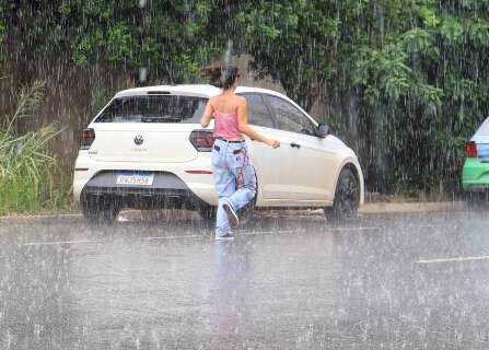 Confirmando previs&atilde;o, chuva intensa chega a Campo Grande