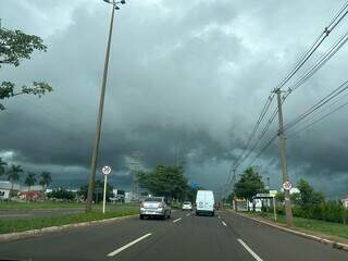 Confirmando previs&atilde;o, chuva intensa chega a Campo Grande