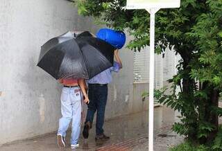 Confirmando previs&atilde;o, chuva intensa chega a Campo Grande