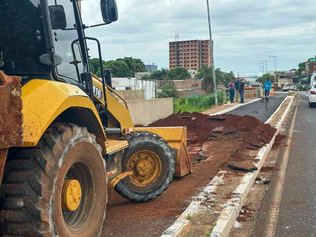 Prefeitura escava ciclovia para investigar rachaduras em viaduto