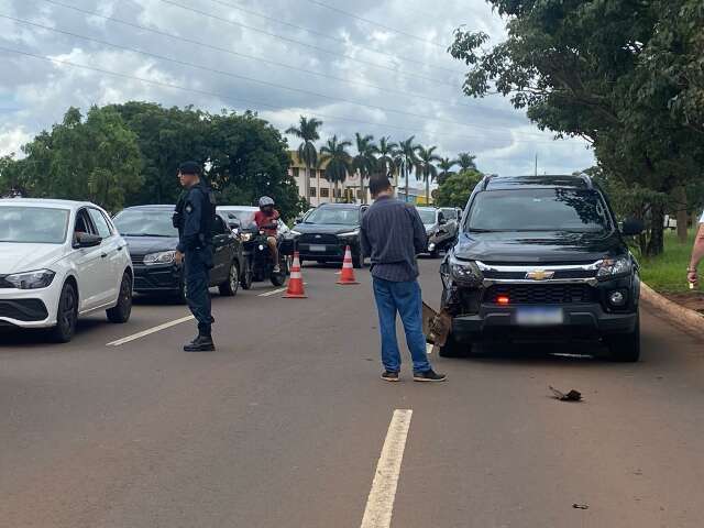 Motociclista atravessa canteiro e bate em ve&iacute;culo da Casa Militar