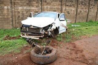 Carro rodopia na BR-163 ap&oacute;s roda se soltar, bate em muro e fica destru&iacute;do