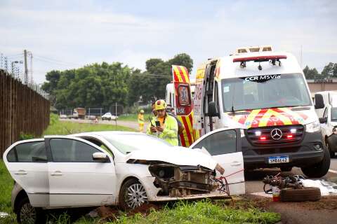 Carro rodopia na BR-163 ap&oacute;s roda se soltar, bate em muro e fica destru&iacute;do