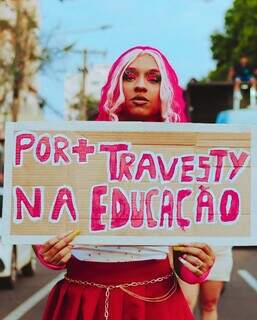 Professora trans pede afastamento da escola com medo ap&oacute;s ataques nas redes