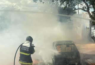 Carro estacionado em avenida pega fogo e sofre perda total