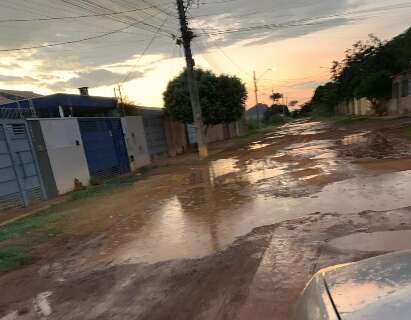 Lama com mau cheiro invade resid&ecirc;ncias e dificulta tr&acirc;nsito no S&atilde;o Conrado