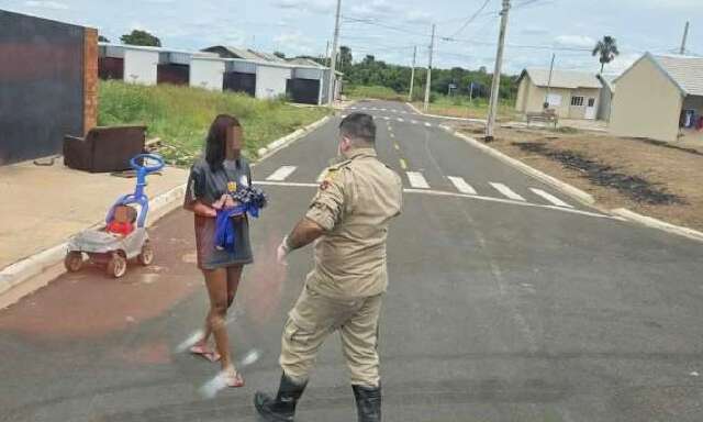 Adolescente d&aacute; &agrave; luz sozinha em casa e abandona filho em terreno baldio