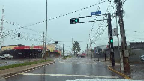 Rotina de ver&atilde;o: chuva retorna a Campo Grande e coloca bairros em alerta