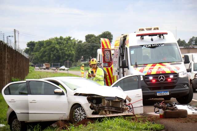 Carro rodopia na BR-163 ap&oacute;s roda se soltar, bate em muro e fica destru&iacute;do