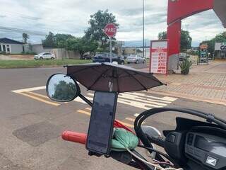 Guarda-chuva vira gambiarra para salvar celular de motoentregador