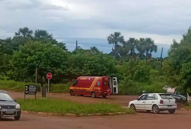 Ap&oacute;s acidente, morador pede sem&aacute;foro em avenida movimentada