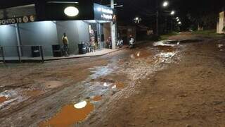 Em dia depois da chuva, &aacute;gua empo&ccedil;ada ainda &eacute; transtorno em rua do Novo S&eacute;culo