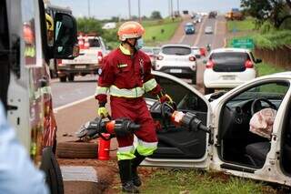 Carro rodopia na BR-163 ap&oacute;s roda se soltar, bate em muro e fica destru&iacute;do