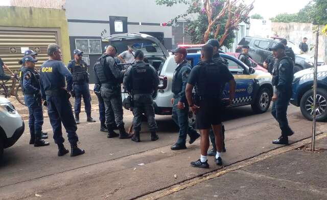 Bandidos em fuga invadem escola e causam p&acirc;nico