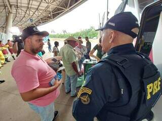 A&ccedil;&atilde;o faz at&eacute; palestra em &ocirc;nibus para combater crime contra crian&ccedil;a e adolescente