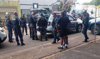 Bandidos em fuga invadem escola e causam p&acirc;nico